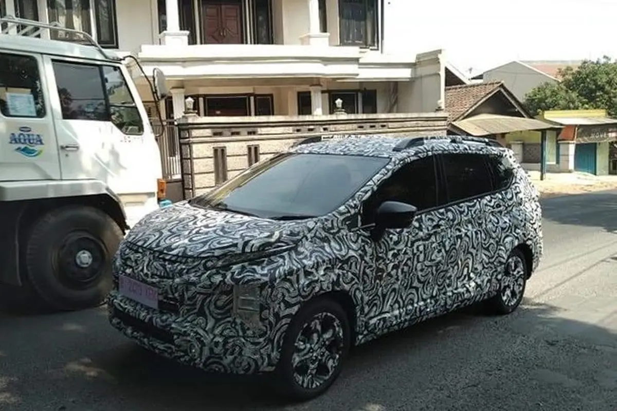 Sebuah mobil dengan kamuflase tertangkap kamera sedang melakukan uji jalan di Indonesia. Mobil dengan pelat B 2419 KEM ini disebut-sebut sebagai mobil keluarga  Xpander Crossover.