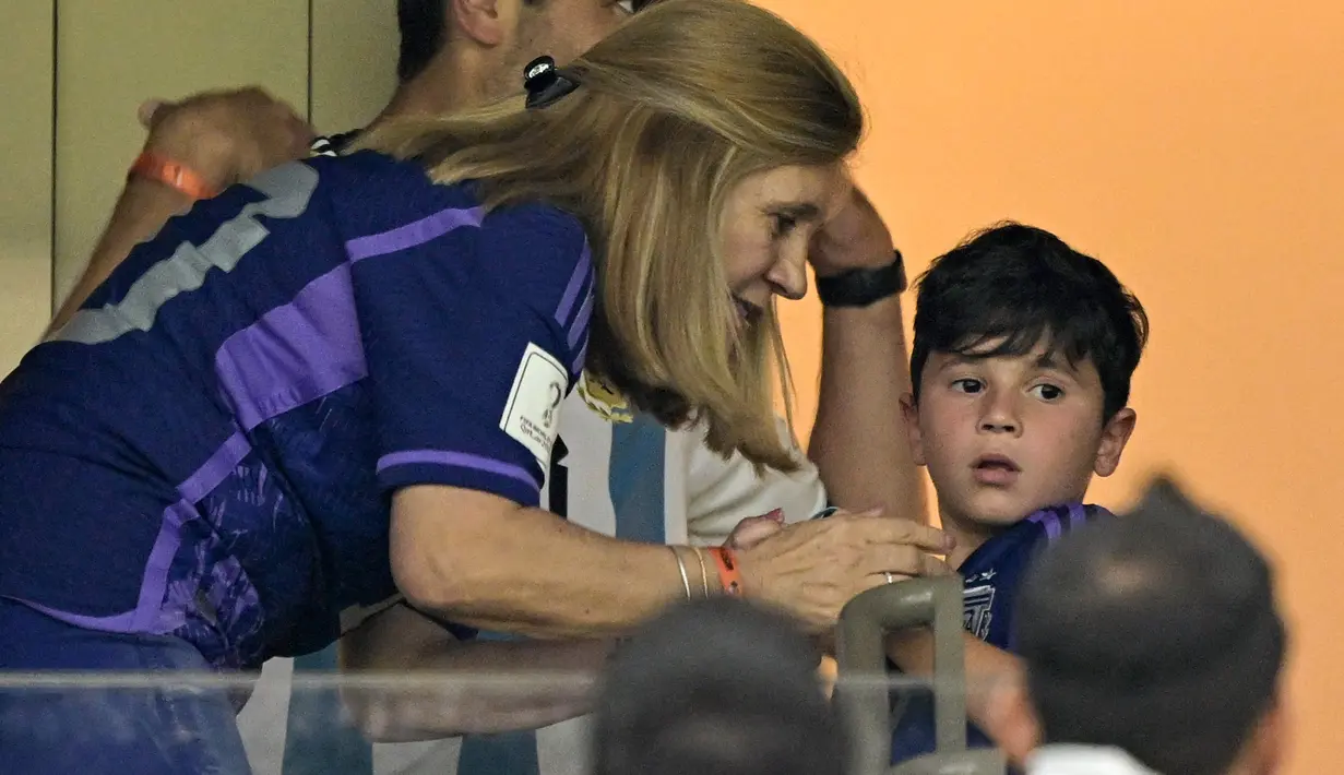 Ibu dari penyerang Argentina Lionel Messi, Celia Maria Cuccittini, dan putra bungsunya Ciro, mengobrol setelah tim mengalahkan Kroasia 3-0 dalam pertandingan semifinal Piala Dunia Qatar 2022 di Stadion Lusail di Lusail, Doha, Rabu (14/12/2022). (AFP/Juan Mabromata)