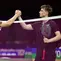 Tunggal putra Indonesia, Jonatan Christie, bersalaman dengan pemain Jerman, Matthias Kicklitz, pada babak pertama Kejuaraan Dunia BWF 2026 di India, Selasa (18/8/2026). (PBSI