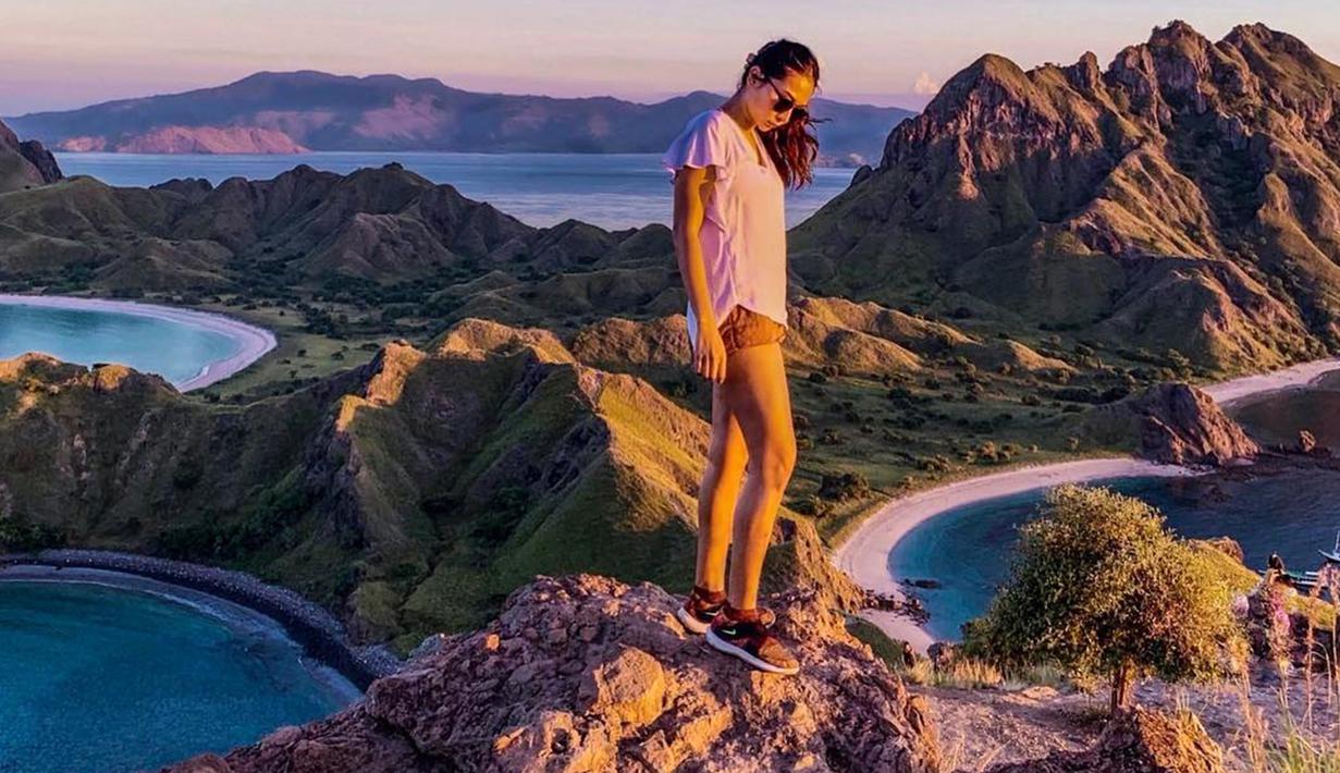 Wanita kelahiran Malang 33 tahun silam ini suka membagikan momen liburan di akun Instagram pribadinya. Selain fokus mengurus rumah tangga dan bersolo karier, Mey Chan tetap punya waktu untuk liburan. Mey Chan suka berwisata, baik di Indonesia bahkan luar negeri. (Liputan6.com/IG/@ditaofficial.id)