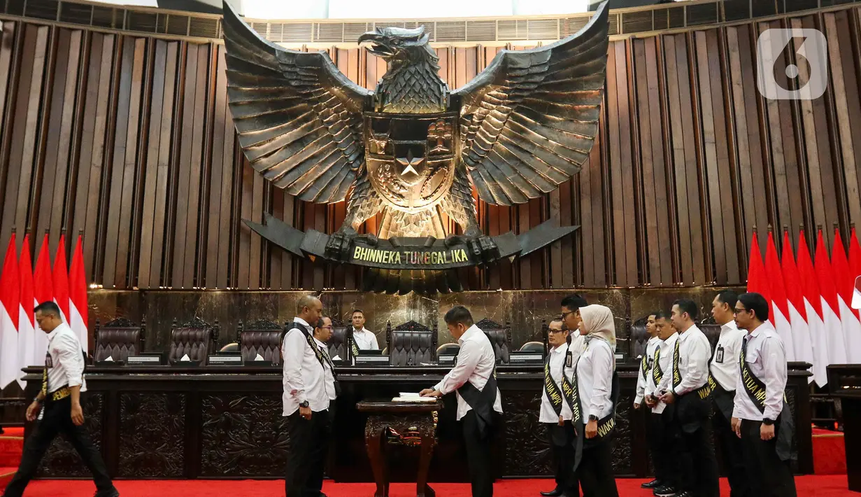 Sejumlah pemeran pimpinan Majelis Permusyawaratan Rakyat (MPR) mengikuti gladi bersih pelantikan Presiden dan Wakil Presiden terpilih 2024-2029 di Gedung Nusantara, Kompleks Parlemen, Senayan, Jakarta, Sabtu (19/10/2024). (Liputan6.com/Herman Zakharia)