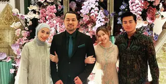 Artis senior Annisa Trihapsari memiliki putra yang sudah beranjak dewasa. Rafi Pangestu, anak pernikahan Annisa dengan Adjie Pangestu. Berikut beberapa potret Rafi yang berpostur tinggi seperti sang ayah dan juga tampan yang jarang tersorot. [Instagram/hapsarianissa29]