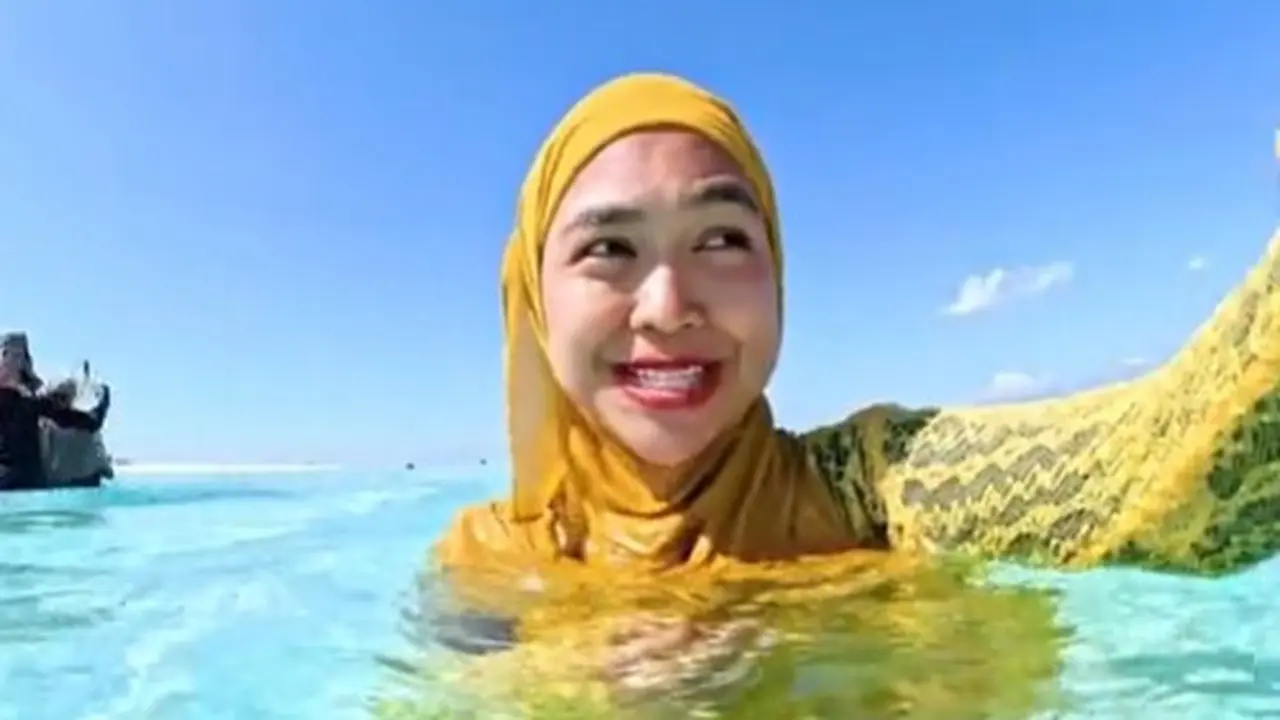 Ria Ricis bicara di dalam air (TikTok/riaricis)