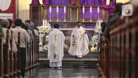 Gereja Katedral Jakarta akan menggelar tiga kali misa yang diikuti oleh umat Katolik secara daring dan luring dalam peringatan Kamis Putih sebagai rangkaian Tri Hari Suci Paskah 2025. (Liputan6.com/Angga Yuniar)