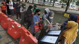 Pengunjung melakukan scan barcode pedulilindungi saat memasuki Taman Margasatwa Ragunan (TMR), Jakarta, Sabtu (23/10/2021). Mulai hari ini TMR ragunan dibuka untuk umum dengan menerapkan protokol kesehatan yang ketat. (merdeka.com/Arie Basuki)