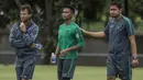 Pelatih Timnas Indonesia, Luis Milla, seusai berdiskusi dengan pemainnya, Bagas Adi, setelah latihan di Lapangan ABC Senayan, Jakarta, Jumat (19/1/2018). Pemusatan latihan ini dilakukan jelang Asian Games 2018. (Bola.com/Vitalis Yogi Trisna)