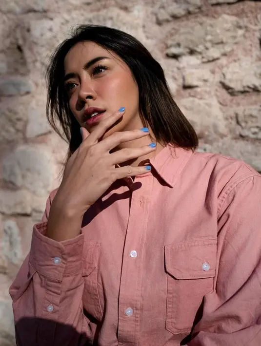 Perempuan yang memiliki tinggi badan 176 cm ini memiliki paras yang cantik menawan. Terlebih saat ia mengenakan outfit warna pink yang kian menyempurnakan penampilannya. Kemeja warna pink ini bisa jadi inspirasi OOTD semi formal yang bisa menambah kesan elegan bagi pemakaianya. (Liputan6.com/IG/@babyjvnc)