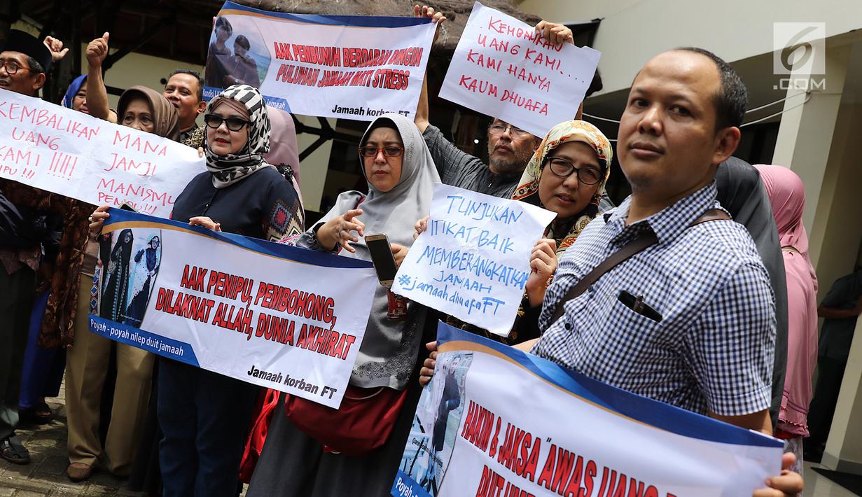 Korban dugaan penipuan agen perjalanan umrah First Travel menunjukkan spanduk tuntutan saat sidang perdana kasus First Travel di Ruang Sidang Utama Pengadilan Negeri Depok, Jawa Barat, Senin (19/2). (Liputan6.com/Immanuel Antonius)