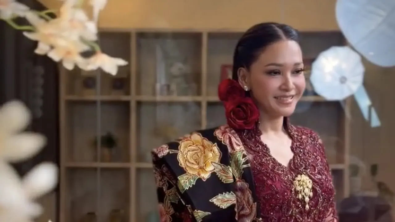 Potret Detail Kebaya Merah Maia Estianty Saat Hari Kartini