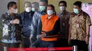Mantan Dirut PT Pelindo II (Persero) Richard Joost Lino mengenakan rompi tahanan usai diperiksa di gedung KPK, Jakarta, Jumat (26/3/2021). RJ Lino ditetapkan sebagai tersangka pada Desember 2015 lalu dalam dugaan korupsi pengadaan tiga unit Quay Container Crane. (Liputan6.com/Helmi Fithriansyah)
