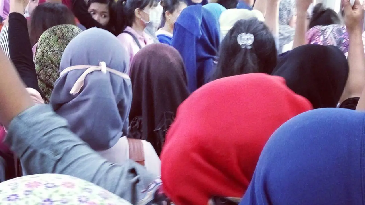[Bintang] 5 Ketakutan yang Mungkin Hantui Cewek Saat di Gerbong Campuran