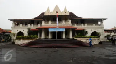 Tampilan depan eks kediaman Raden Saleh di kawasan Cikini, Jakarta, Selasa (26/4/2016). Sekitar 1852, Raden Saleh, maestro lukis Indonesia mendirikan rumah ini di atas tanah milik istrinya. (Liputan6.com/Helmi Fithriansyah)