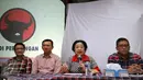 Ketua Umum PDI-P Megawati Soekarnoputri (kedua kanan) saat memberi keterangan di kediamannya di Kebagusan, Jakarta, Rabu (15/2). Mega mengungkap kemenangan sementara PDI-P di 52 Pilkada 2017. (Liputan6.com/Helmi Fithriansyah)
