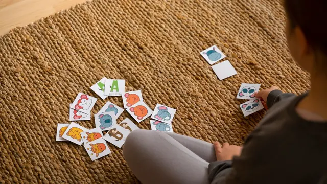 Anak-anak Bermain Kartu