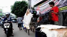 Penjual bedug merapikan dagangannya di Jalan KH Mas Mansyur, Tanah Abang, Jakarta, Minggu (6/7/14). (Liputan6.com/Faizal Fanani)
