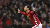 Striker Manchester United,  Zlatan Ibrahimovic, melakukan selebrasi usai mencetak gol ke gawang  Southampton  pada partai final Piala Liga Inggris, di Wembley, Minggu(26/2/2017). Ibrahimovic resmi kembali perkuat Manchester United. (EPA/Will Oliver)