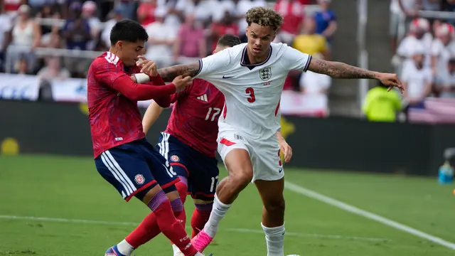 Bek Timnas Inggris Nico O'Reilly (kanan) dikawal ketat pemain Timnas Kosta Rika Andrey Soto di laga uji coba di Inter&Co Stadium di Florida, Kamis (11/6/2026) dini hari WIB.