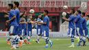 Pemain Persib Bandung saat menjalani sesi latihan di SUGBK, Jakarta, Selasa (9/7/2019). Persib siap memberi kejutan saat menghadapi Persija Jakarta pada pekan kedelapan Shopee Liga 1 2019. (Bola.com/Yoppy Renato Manalu)