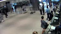 Video Staf United Airlines Dorong Lansia hingga Jatuh dan Pingsan (Screencap CCTV)
