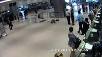 Video Staf United Airlines Dorong Lansia hingga Jatuh dan Pingsan