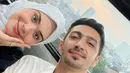 Meski sudah dikaruniai anak, tak dipungkiri jika momen Vebby Palwinta bareng Razi Bawazier terlihat bak pasangan muda. Pasangan artis satu ini selalu meluangkan waktu menikmati momen berdua meski ke tempat-tempat sederhana, seperti jalan-jalan atau naik LRT Jakarta. (Liputan6.com/IG/@vebbypalwinta)