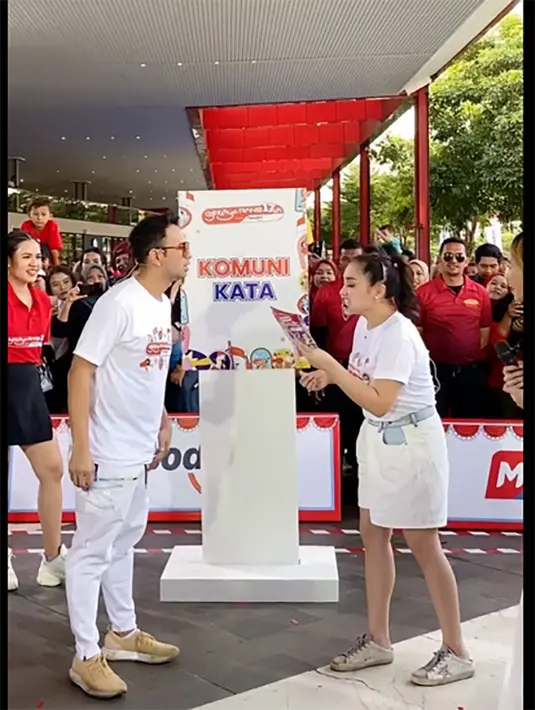 Unggahan tersebut mendapat beragam komentar dari netizen. Tidak sedikit yang beristiqfar melihat sepasang sepatu harganya hampir sembilan juta. Ada yang membandingkan dengan gaji UMR. [Instagram/raffinagita1717]