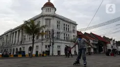 Seorang anak bermain sepatu roda di kawasan wisata Kota Tua Jakarta, Minggu (4/4/2021). Libur panjang perayaan Paskah 2021 dimasa pemberlakuan PPKM Berskala mikro dimanfaatkan sejumlah warga untuk berwisata di kawasan Kota Tua Jakarta. (Liputan6.com/Helmi Fithriansyah)