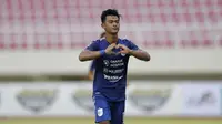 Pratama Arhan punya peran penting di skuad PSIS Semarang pada Piala Menpora 2021. Pemain berusia 19 tahun itu menjadi pilihan utama di sektor kiri pertahanan. (Bola.com/Arief Bagus)