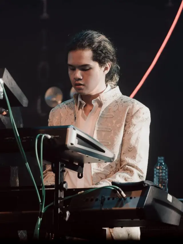 Potret Dul Jaelani saat manggung di konser bertajuk 20 Tahun Bintang Lima Tour 2020 DEWA 19 di Surabaya