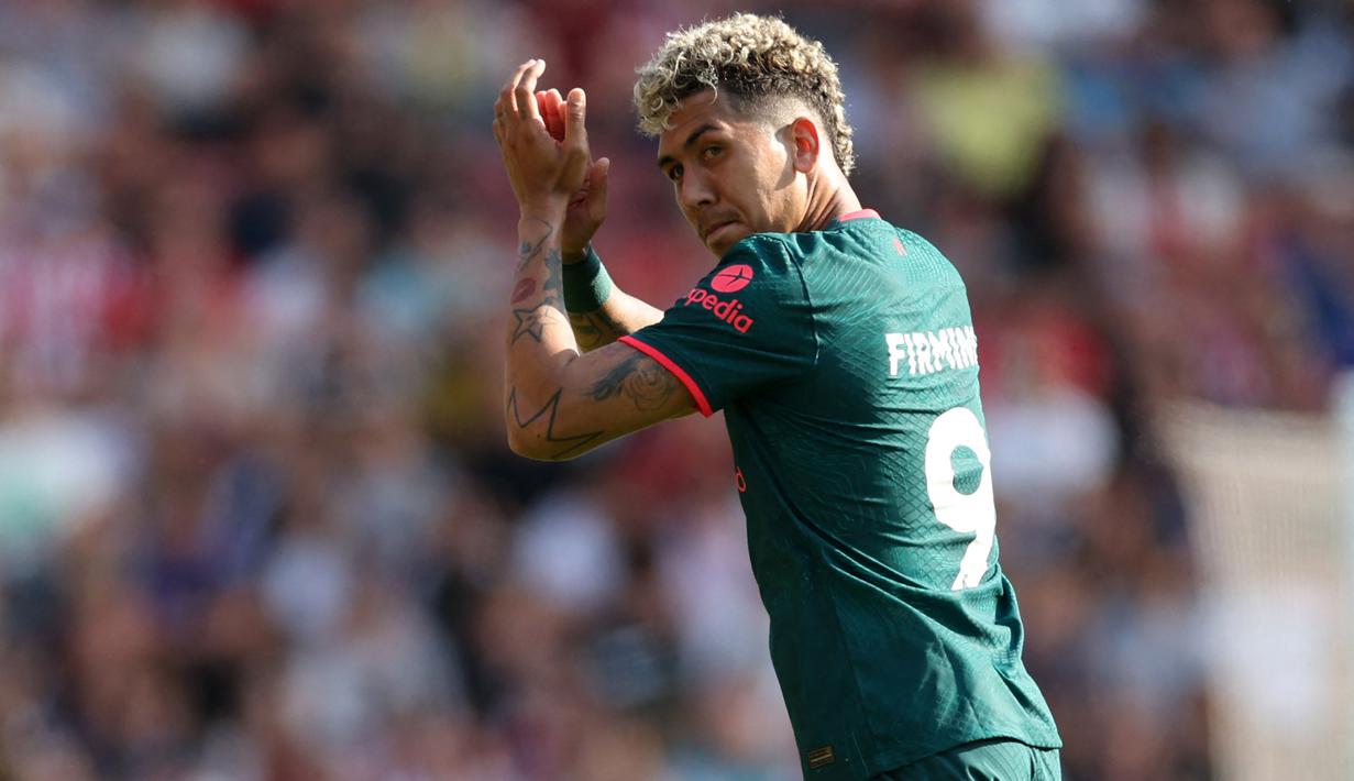 Striker Liverpool, Roberto Firmino memberi applaus kepada para fans saat berjalan ke luar lapangan usai ditarik ke luar pada laga pekan terakhir Liga Inggris 2022/2023 menghadapi Southampton di St Mary's Stadium, Southampton, Minggu (28/5/2023) malam WIB. (AFP/Adrian Dennis)