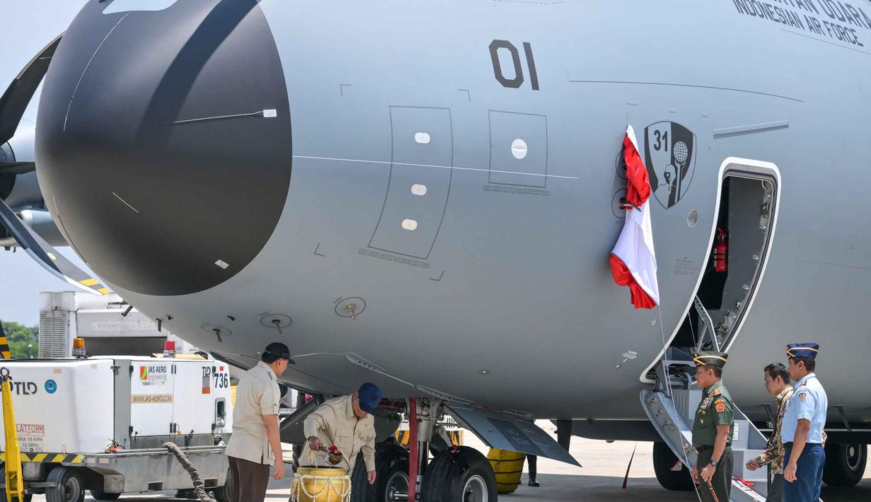 Presiden Indonesia Prabowo Subianto (kedua dari kiri) menyiramkan air bersama Menteri Pertahanan RI Sjafrie Sjamsoedin (kiri) dan Panglima TNI Jenderal Agus Subiyanto (ketiga dari kanan) dalam upacara serah terima salah satu dari dua pesawat angkut militer Airbus A-400M kepada TNI AU di Pangkalan Udara Halim Perdanakusuma, Jakarta, pada Senin 3 November 2025. (BAY ISMOYO/AFP)