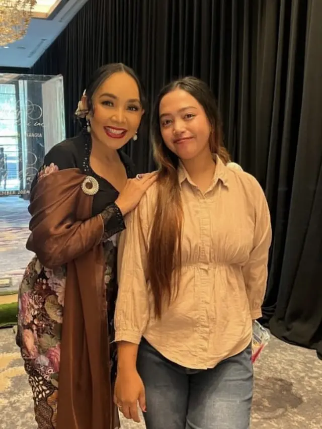 Dewi Gita saat hadir Nino RAN dan Dhabitannisa Auni.