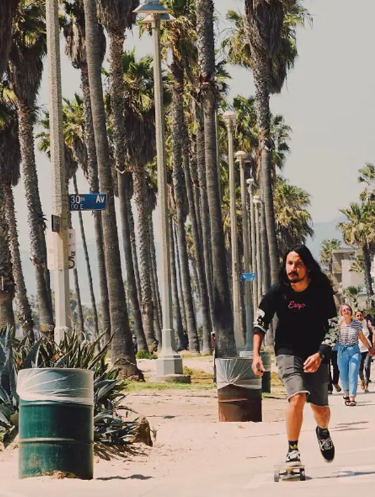 Penyanyi Marcello Tahitoe alias Ello saat beramain Cruiser Skateboards dengan rambut panjangnya yang diurai. Dalam karir bermusiknya Ello baru mengeluarkan album musiknya sebanyak 4. (Instagram/@marcello_tahitoe)