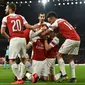 Selebrasi gol para pemain Arsenal usai Shkodran Mustafi mencetak gol pada leg 2, babak 16 besar Liga Europa yang berlangsung di stadion Emirates, London, Jumat (22/2). Arsenal menang 3-0 atas Bate Borisov. (AFP/Glyn Kirk)