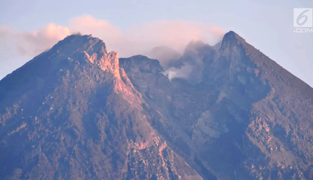 Pemandangan saat Gunung Merapi mengeluarkan asap terlihat dari Kaliadem, Sleman, DIY, Minggu (24/2). Menurut BPPTKG, telah terjadi sembilan kali gempa dan guguran lava ke Sungai Gendol dengan jarak luncuran 200-800 meter. (Liputan6.com/Gholib)