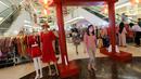 Pengunjung melintas di Lunar Market Pluit Village Jakarta Utara (23/02/2022). Kehadiran Lunar Market di main atrium menyediakan kebutuhan fashion dan pernak-pernik untuk kebutuhan perayaan imlek. (Liputan6.com/Fery Pradolo)