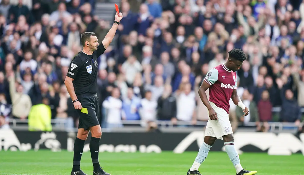 Pemain West Ham United, Mohammed Kudus, mendapat kartu merah saat melawan Tottenham Hotspur dalam laga pekan kedelapan Liga Inggris di Stadion Tottenham Hotspur, London, Sabtu (19/10/2024). (Zac Goodwin/PA via AP)