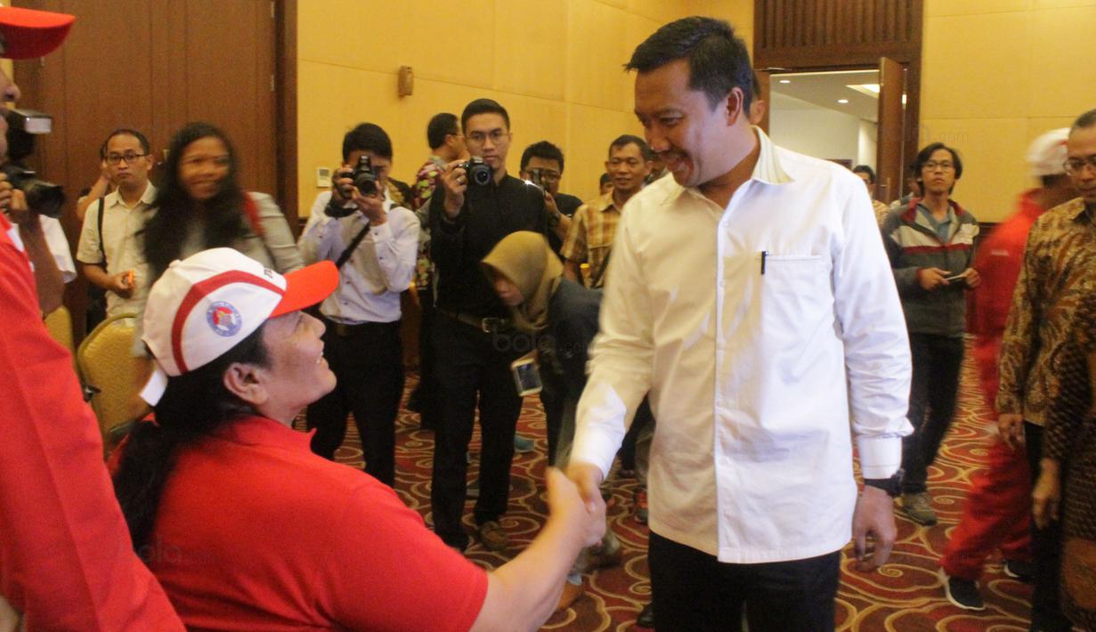 Menpora, Imam Nahrawi bersalaman dengan Presiden National Paralympic Committee (NPC) Indonesia, Senny Marbun dalam acara pelepasan kontingen Indonesia ke ASEAN Paragames 2017 di Hotel Lorin Solo, Selasa (12/9/2017). (Bola.com/Ronald Seger)