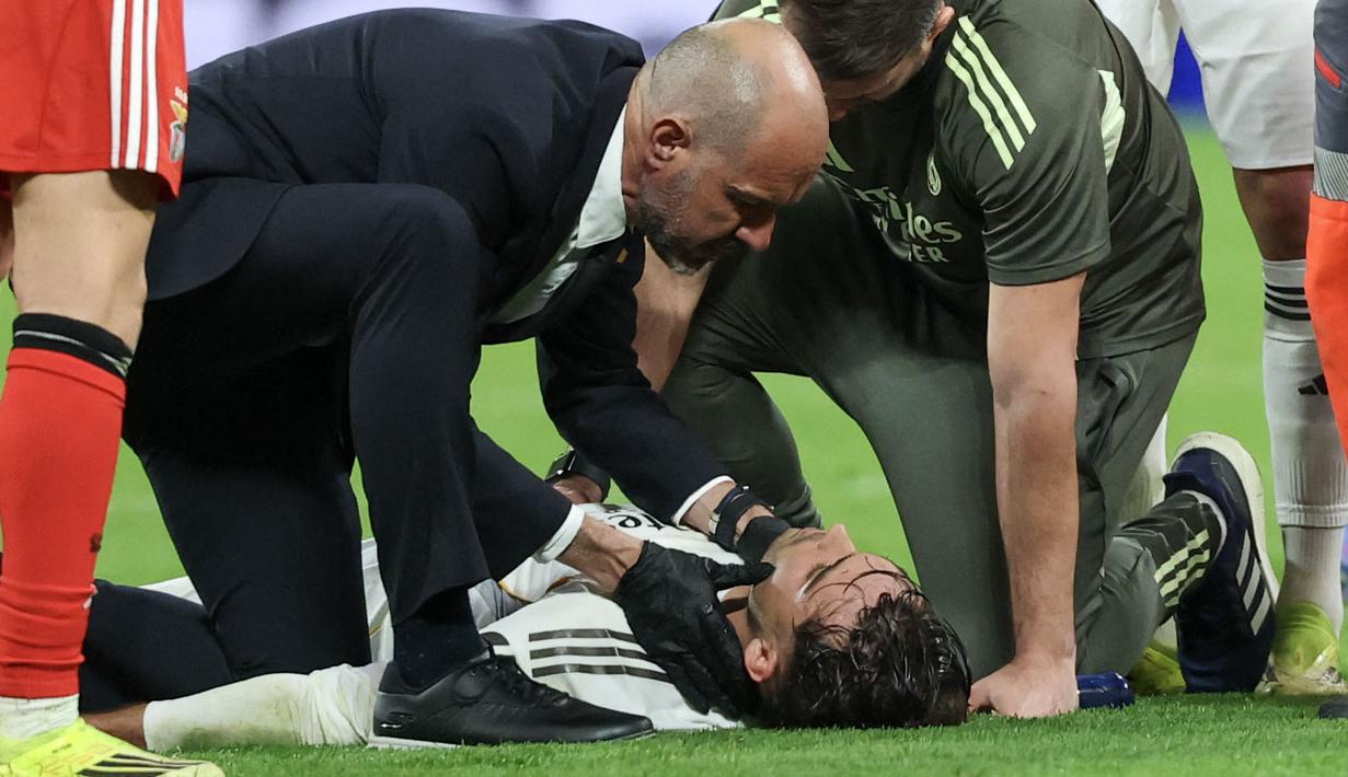 Kemenangan Real Madrid atas Benfica dalam laga leg 2 play off Liga Champions 2025/2026, Selasa (25/02/2026) waktu setempat harus dibayar mahal dengan cedera Raul Asencio. (AFP/Pierre-Philippe Marcou)