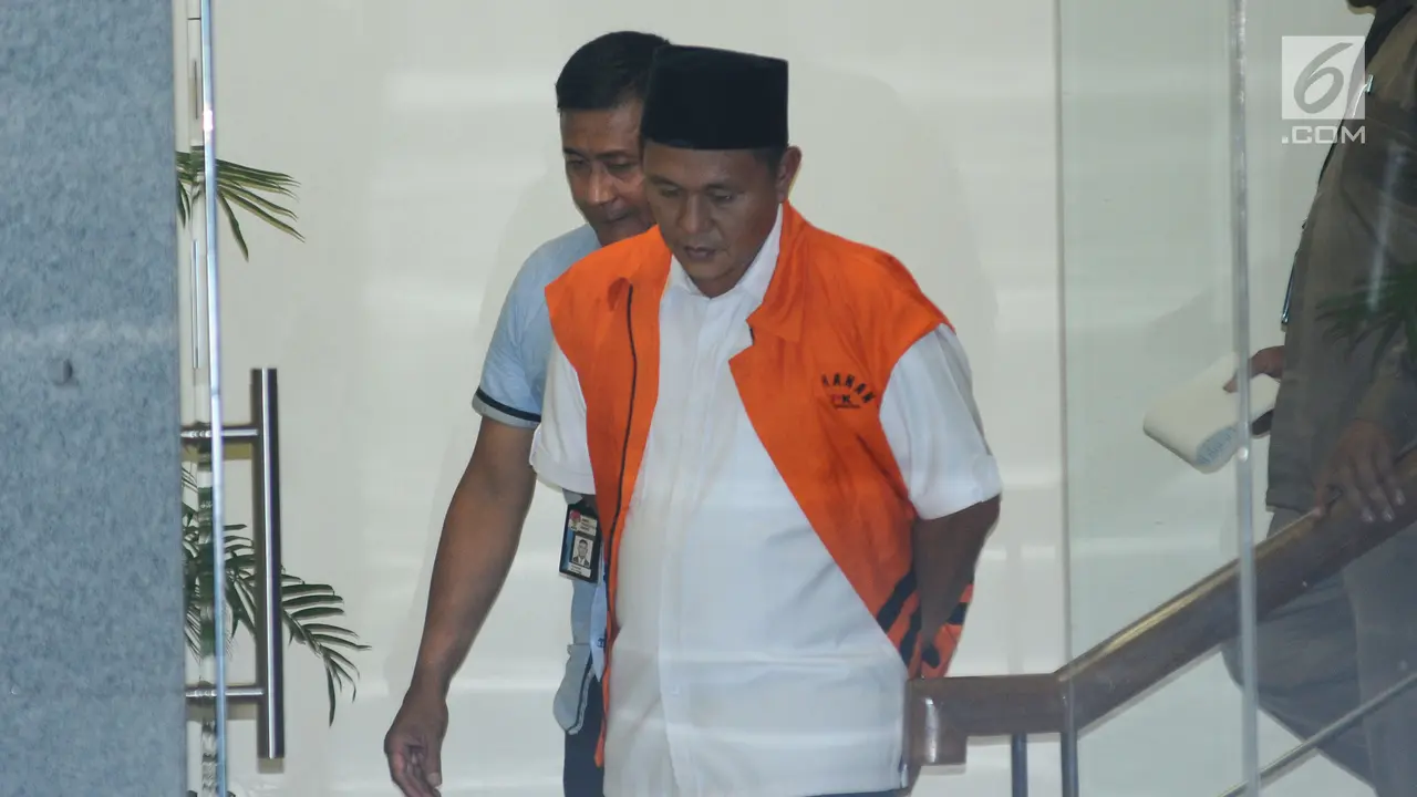 Jalani Pemeriksaan Usai Ditangkap KPK, Bupati Lampung Tengah Tertunduk Lesu