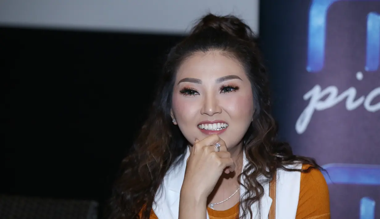 “Ada yang aneh pas syuting, jadi selama aku menghapal skripnya yang panjang banget itu tiba-tiba mulutku kesemutan, terus keluar area lokasi syuting berhenti kesemutannya, masuk lagi, eh kesemutan lagi,” ujar Sarwendah. (Nurwahyunan/Bintang.com)