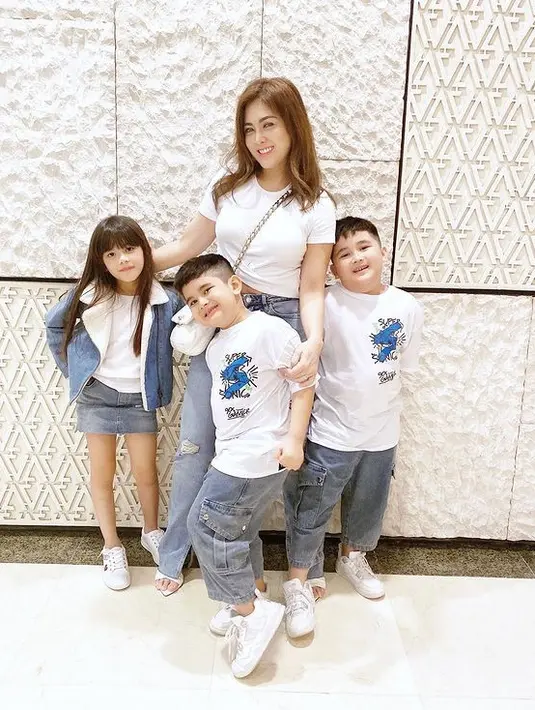 Dhena juga mengungkapkan rasa bahagianya resmi cerai setelah 1,5 tahun berproses. "Perasaan lega dan sudah lepasnya sebagian besar beban dipundakku masyaallah Tabarakallah (mungkin teman2 bingung ya kok ada yg segini lega nya mengalami perceraian?,"  lanjut Dhena. [Instagram/dhenaaldhaliadevanka]