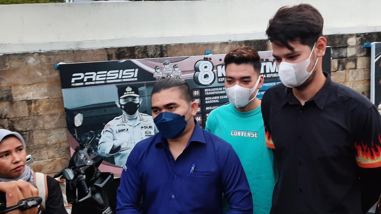 Aktor Kevin Hiller mendatangi Polda Metro Jaya, Jumat (17/6/2022) (Liputan6.com/Ady Anugrahadi)