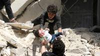 Relawan memberikan bayi kepada temannya setelah serangan udara di kota Suriah bagian utara, Aleppo, Kamis (28/4). Penyelamatan bayi berlangsung dramatis melalui tangga yang nyaris ambruk usai serangan udara. (AFP PHOTO / Ameer ALHALBI)