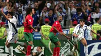 Dua pemain Portugal, Ricardo Carvalho (dua dari kiir0 dan Miguel (dua dari kanan) hanya bisa termangu usai bomber Yunani, Angelos Charisteas (kanan) mencetak gol, pada partai final Euro 2004, di Luz Stadium, Minggu (4/7/2016).  (EPA/Filippo Monteforte)