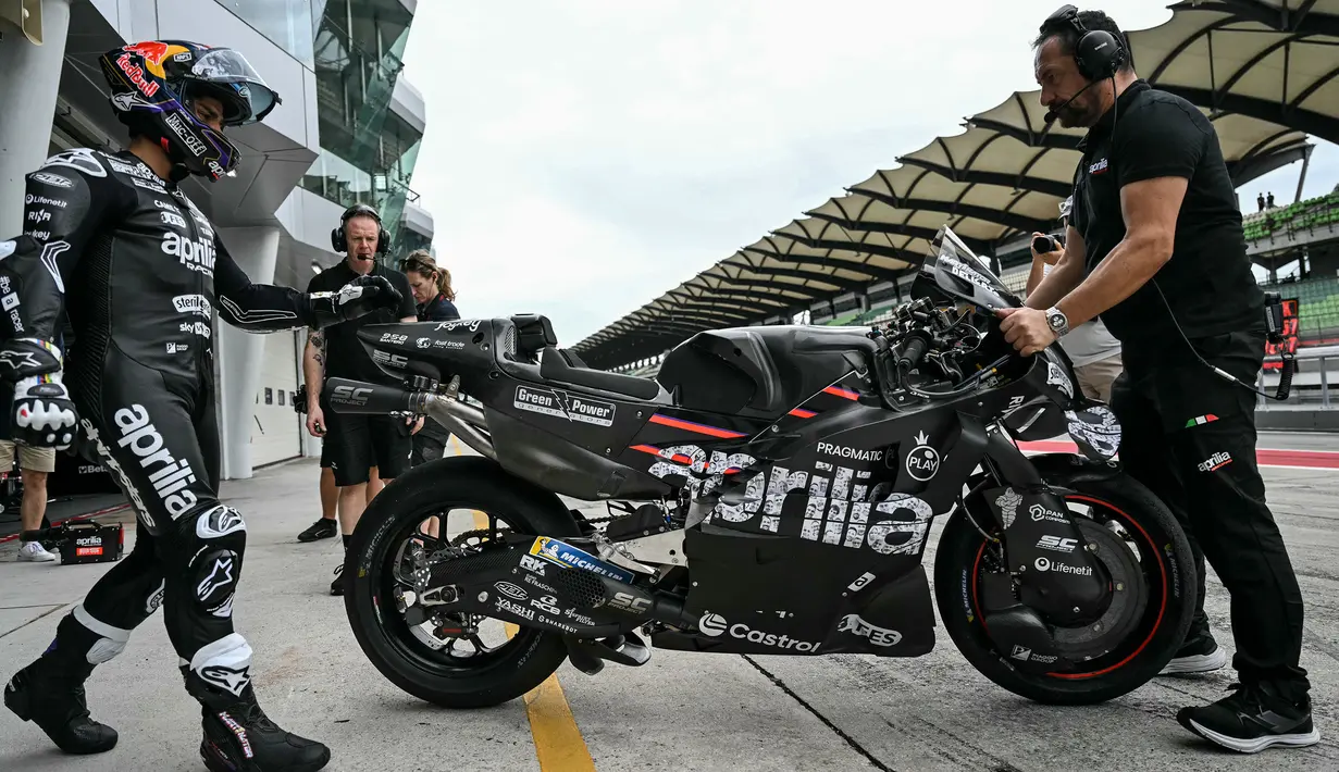Aprilia Racer, Jorge Martin siap untuk mengendarai sepeda motornya di MotoGP 2025 pra -musim di Sirkuit Sepang, Malaysia, Rabu (05/02/2025). (AFP/ Mohd Rasfan)