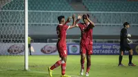 Penyerang Timnas Indonesia U-17, Arkhan Kaka (8) merayakan golnya ke gawang Guam U-17 dengan santai di laga Grup B Kualifikasi Piala Asia U-17 2023 yang berlangsung di Stadion Pakansari, Bogor, Senin (3/10/2022) (Bola.com/Bagaskara Lazuardi)