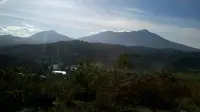 Gunung Lubuk Raya dan Gunung Sanggarudang di sebelah kirinya dilihat dari Padang Sidempuan. (Dok: Gunung Bagging/&nbsp;https://www.gunungbagging.com/lubuk-raya/)