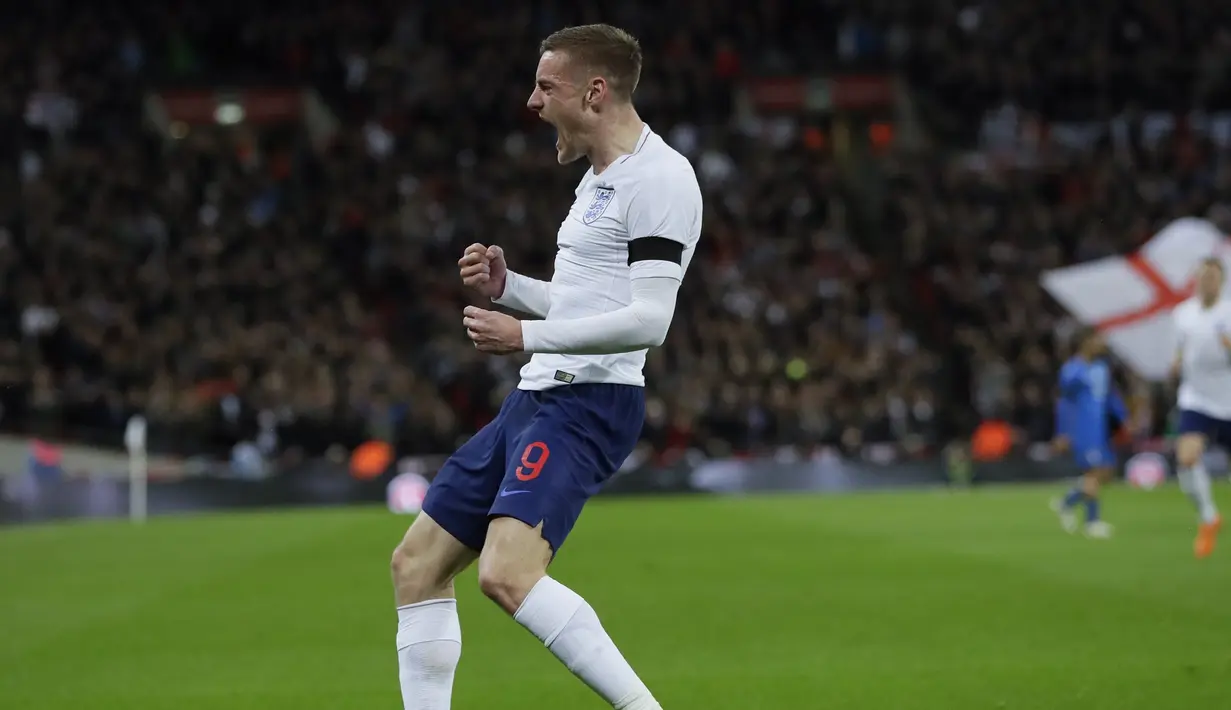 Pemain Inggris, Jamie Vardy saat membobol gawang Italia pada laga uji coba di Wembley Stadium, London, (27/3/2018). Italia tahan imbang Inggris 1-1. (AP/Kirsty Wigglesworth)