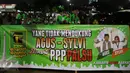 Simpatisan pasangan Agus-Slyvi membentangkan spanduk di Jakarta, Selasa (25/10). Pada hari ini KPUD menggelar acara pengambilan nomer urut Cagub dan Wagub serta Penyerahan Keputusan tentang penetapan nomer urut pasangan. (Liputan6.com/Johan Tallo)